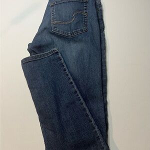 EUC Women's Signature Levi Modern Skinny Size 6/27" Inseam (A2)